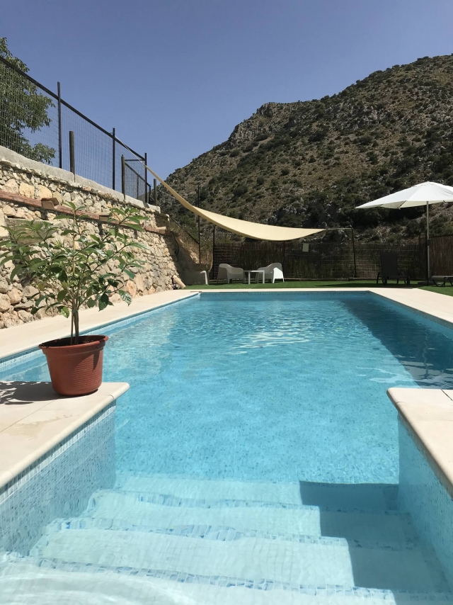 Acceso a la piscina alargada