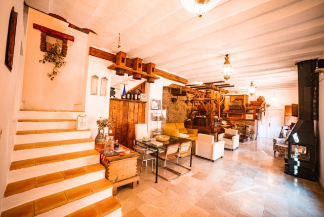 Sala amplia con chimenea 