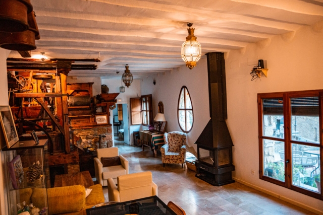 Sala amplia con la chimenea