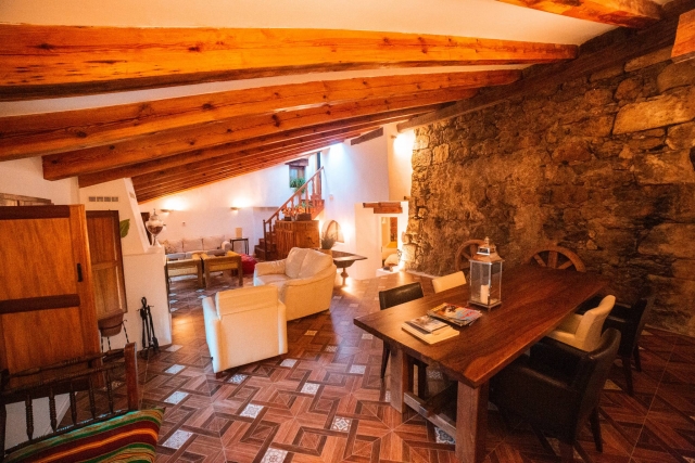 Sala amplia con chimenea