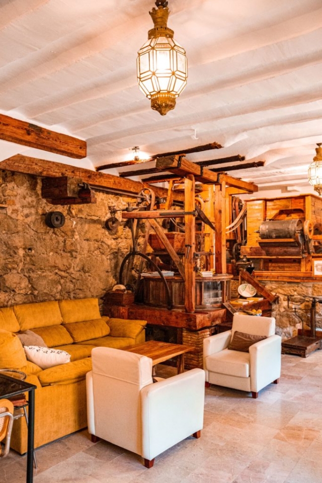 Sala amplia y sillones