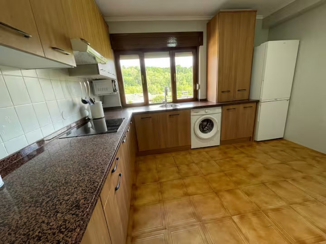 Cocina amplia con armarios