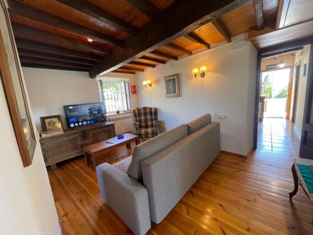 Sala amplia con sofa y tele