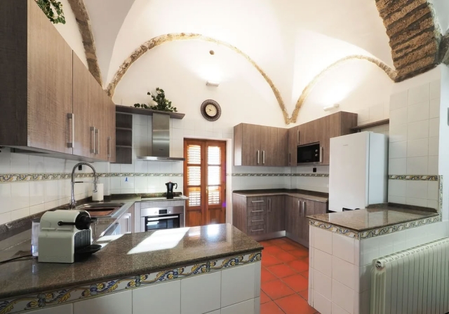 Cocina amplia con menaje