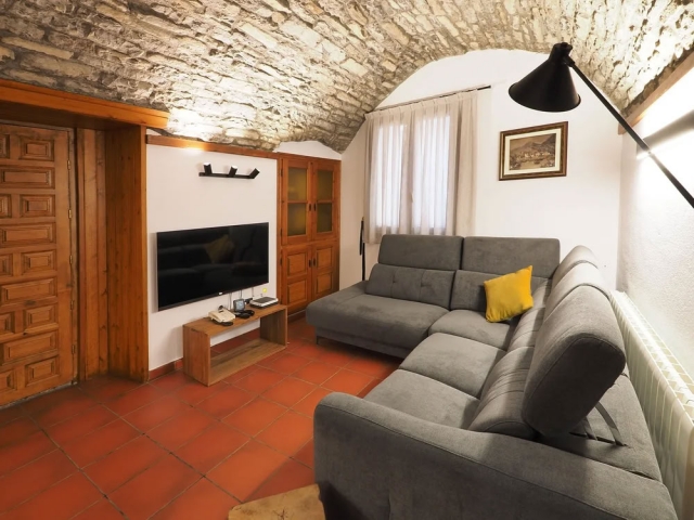 Sala amplia con sofá