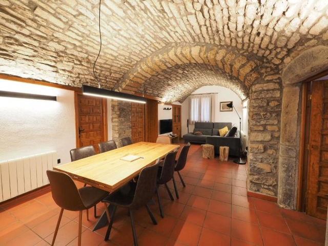 Sala amplia con su mesa