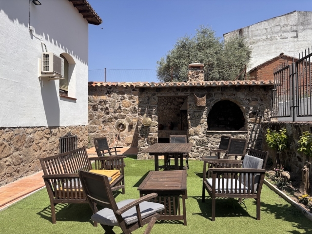 Amplio exterior con mesas