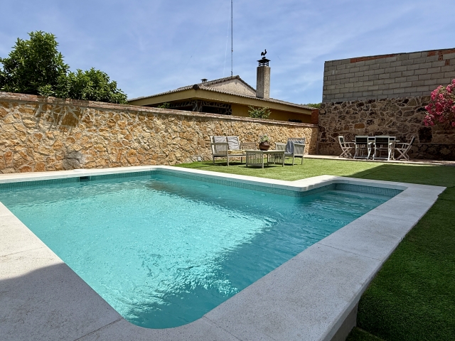 Piscina en el patio