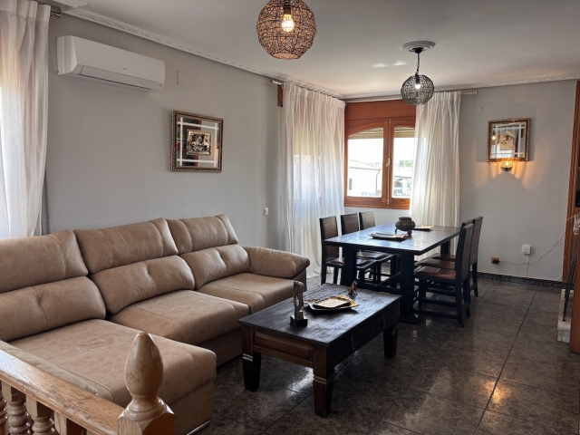 Sala amplia con mesa