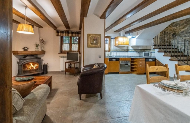 sala amplia con chimenea 