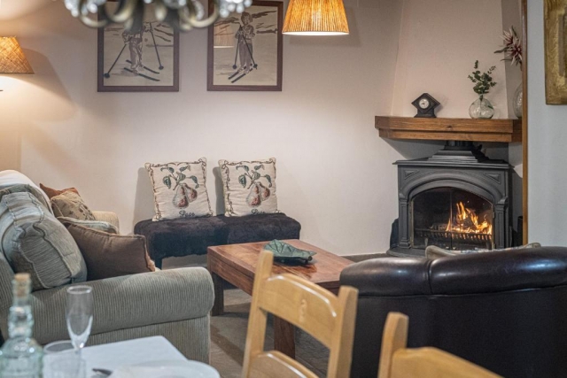 sala amplia con la chimenea