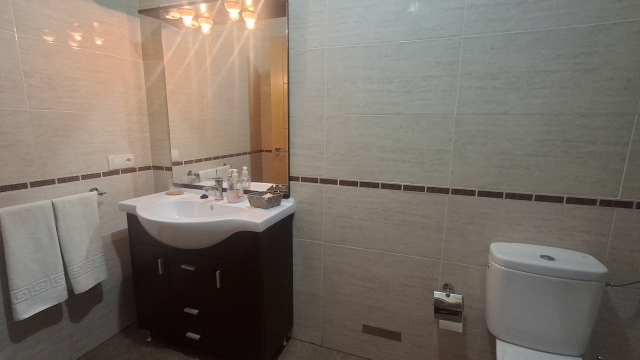 Dormitorio individual y aseo