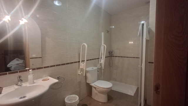 Dormitorio doble y aseo