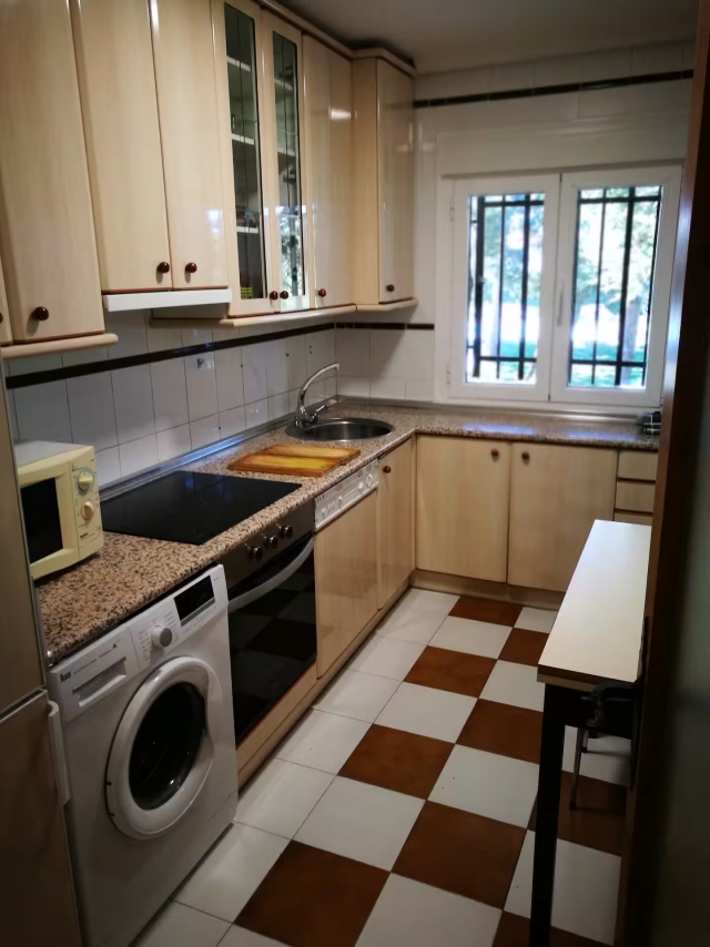 Cocina amplia con mesa