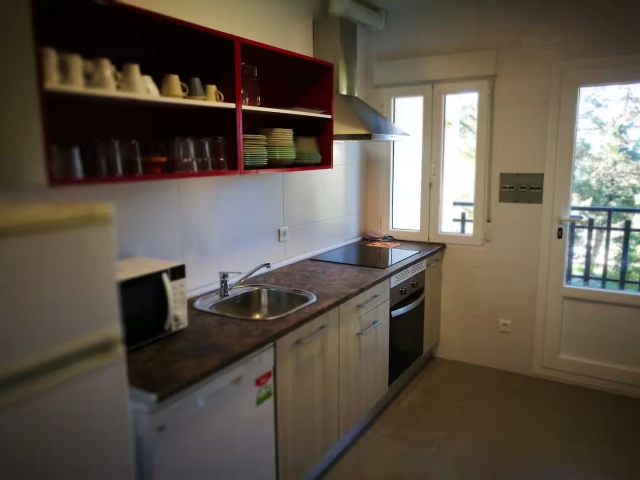 Cocina amplia con salida