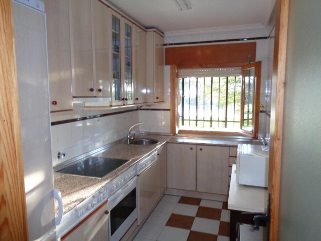 Cocina amplia con ventana