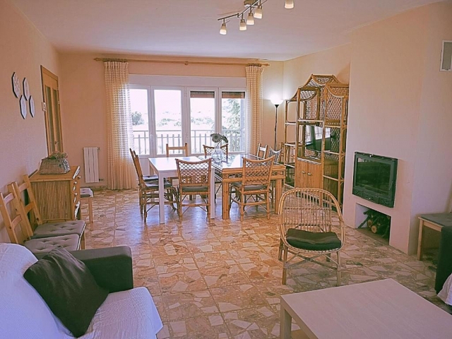 Sala amplia con chimenea