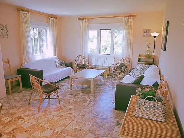 Sala amplia con mesa 