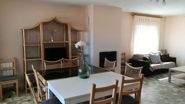 Sala amplia con mesa