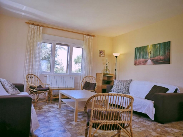 Sala amplia con muebles