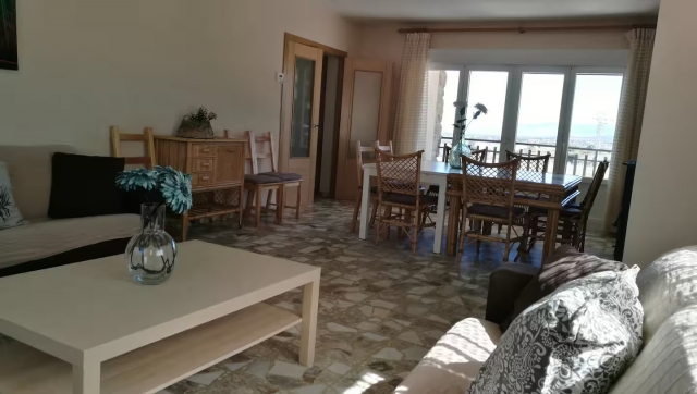 Sala de estar con mesa