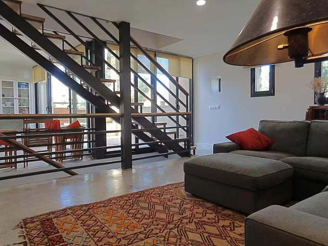 Sala amplia con vistas 