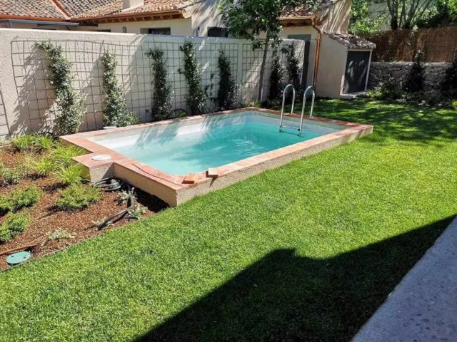 Amplio exterior con piscina