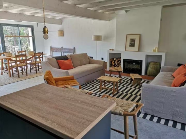 Sala con chimenea y sillones