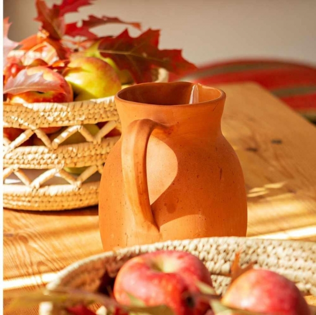 Sala con mesa y detalles