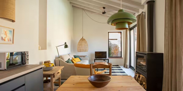 Cocina amplia con chimenea