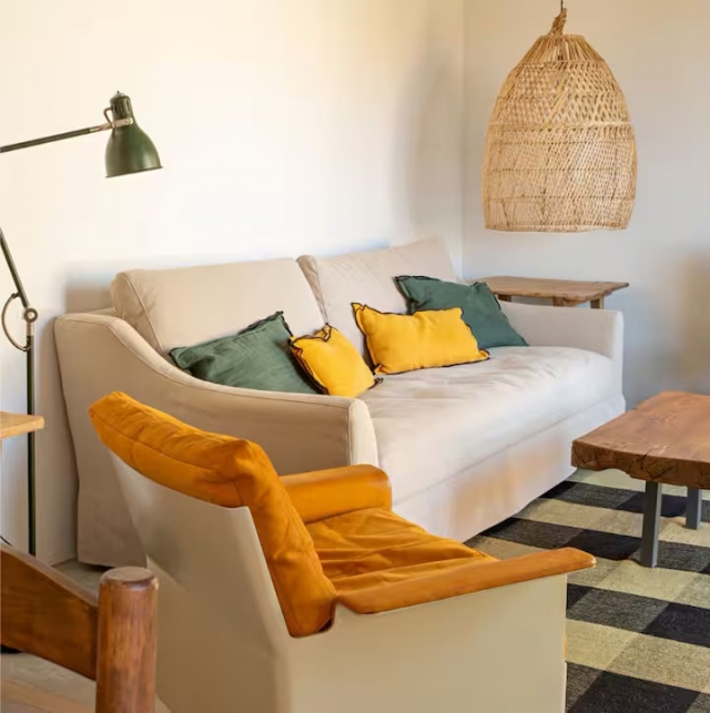 Sala amplia con sillones