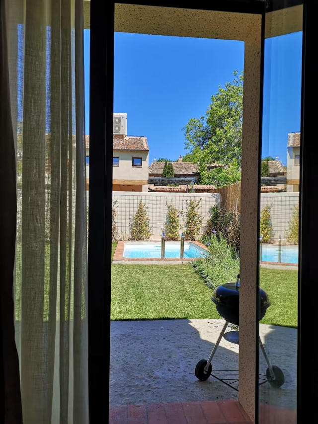 Sala de estar y piscina