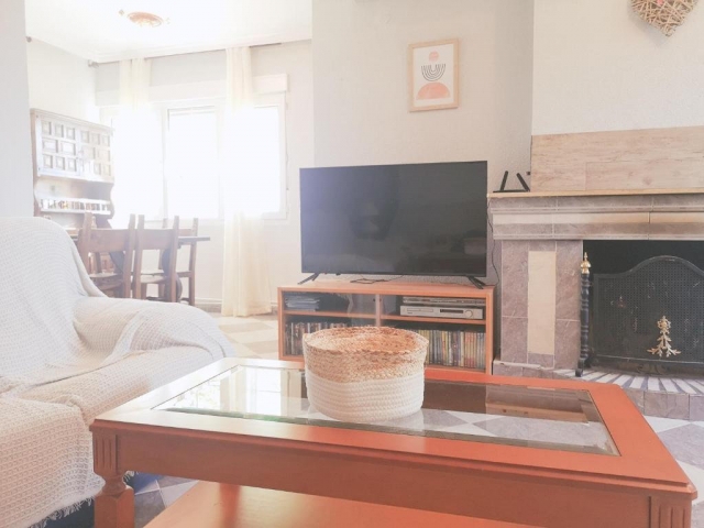 Sala amplia con la chimenea