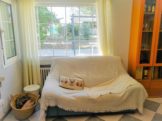 Sala amplia con un sofa 