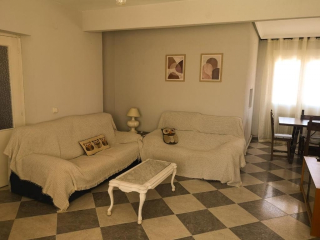 Sala amplia con una mesa