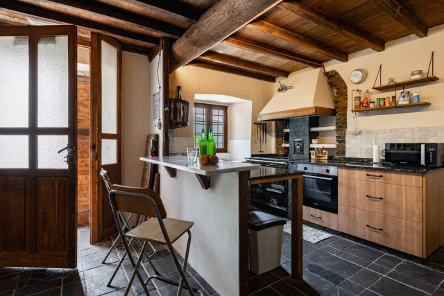 Cocina agradable con barra