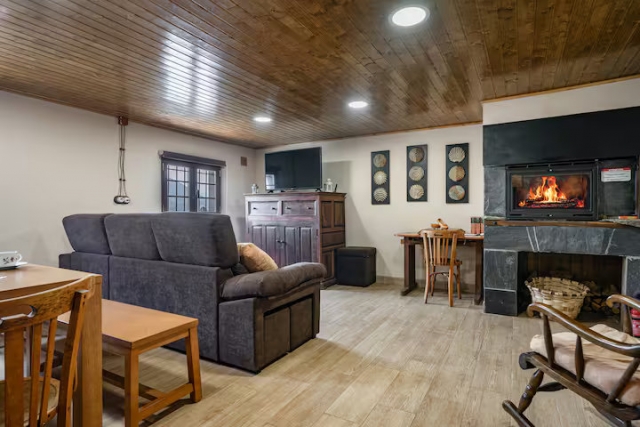 Sala amplia con chimenea 