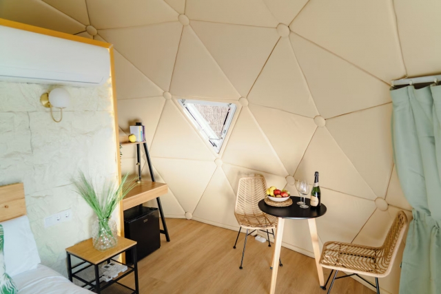 Dormitorio con una mesa