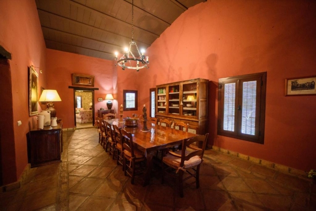 Comedor amplio con mesa