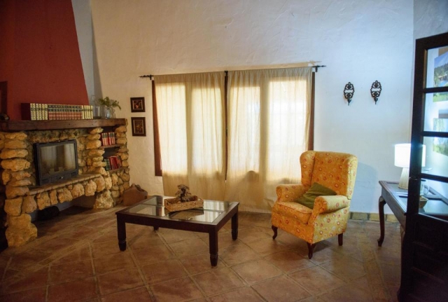 Sala amplia con chimenea