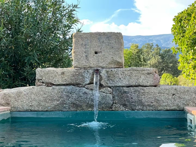 Amplio exterior y piscina