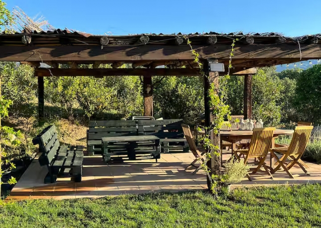 Amplio porche con muebles