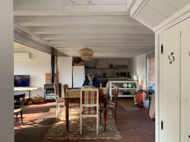 Sala amplia con la chimenea