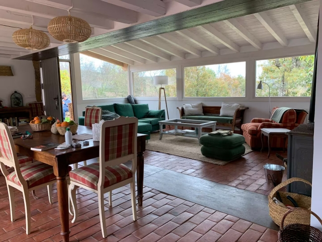 Sala amplia con una mesa