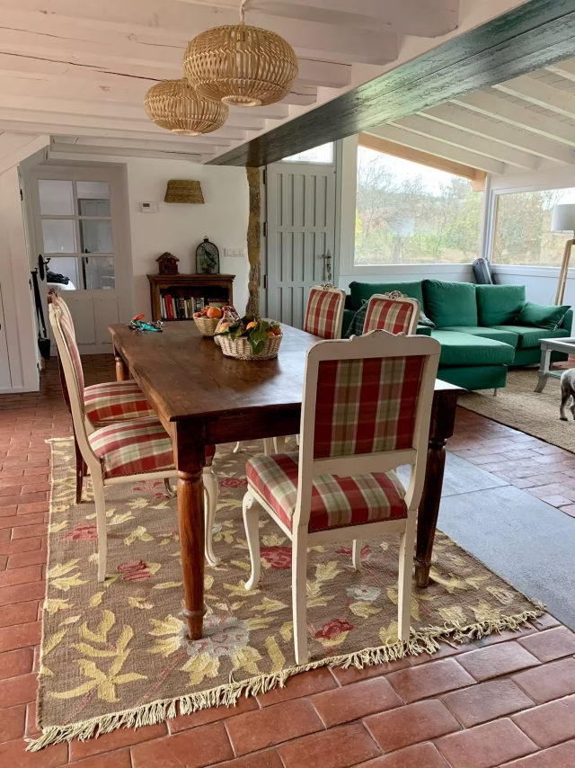 Sala de estar con mesa 