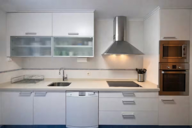 Cocina con encimera blanca