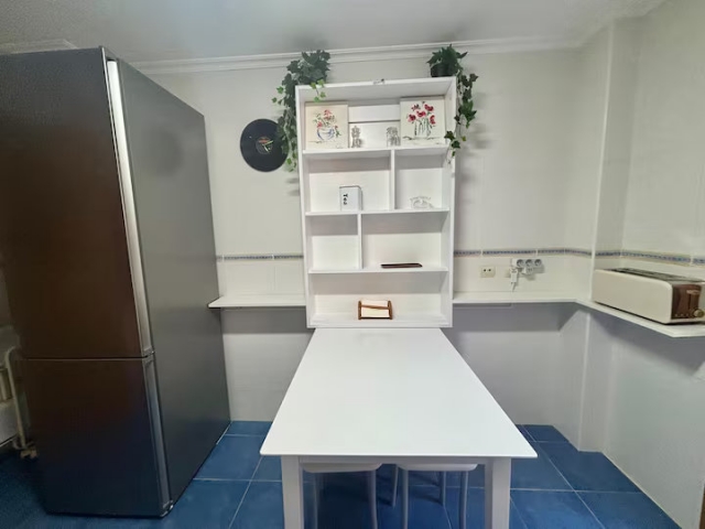 Cocina con mesa auxiliar