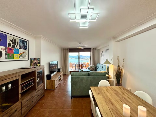 Sala amplia con vistas 