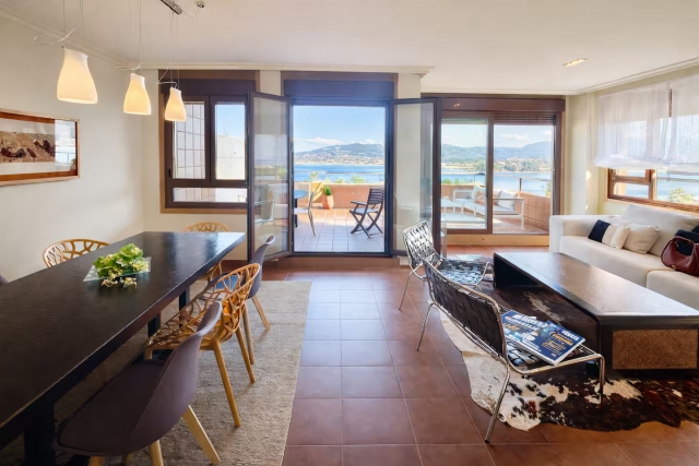 Sala amplia con mucha luz