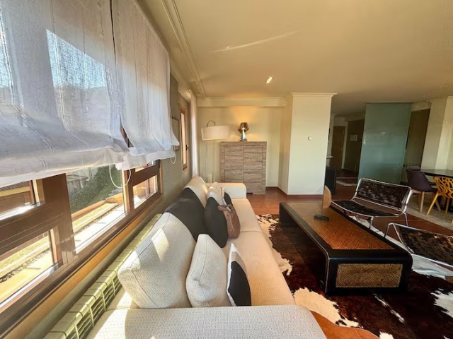 Sala amplia con sillones 